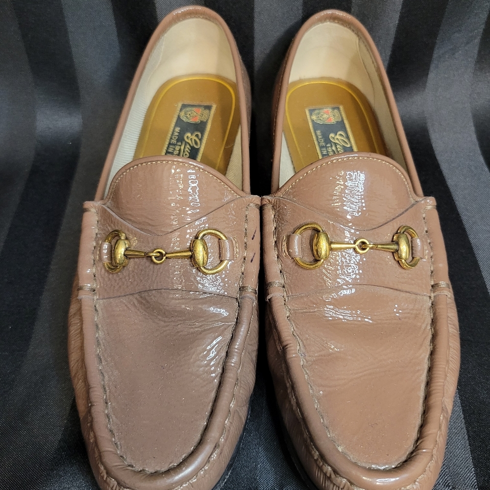 Gucci classic tan patent leather loafer